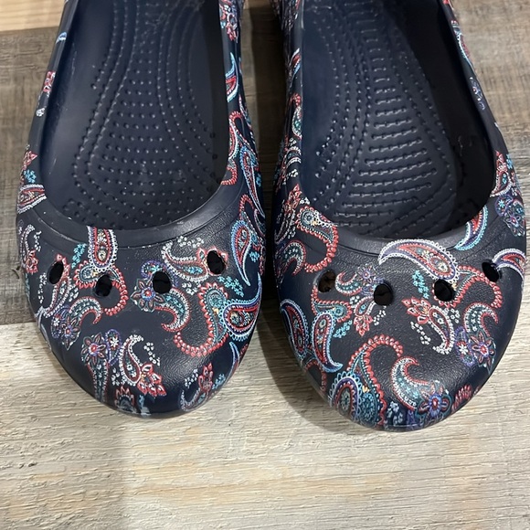 Crocs Women's Kadee Florals Flats Paisley Floral Navy Size 7 Casual Comfy Summer - Picture 6 of 11